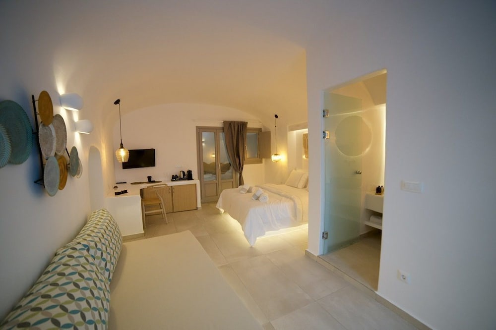 Traditional Cave Suite Piccolo with Private Hot Tub