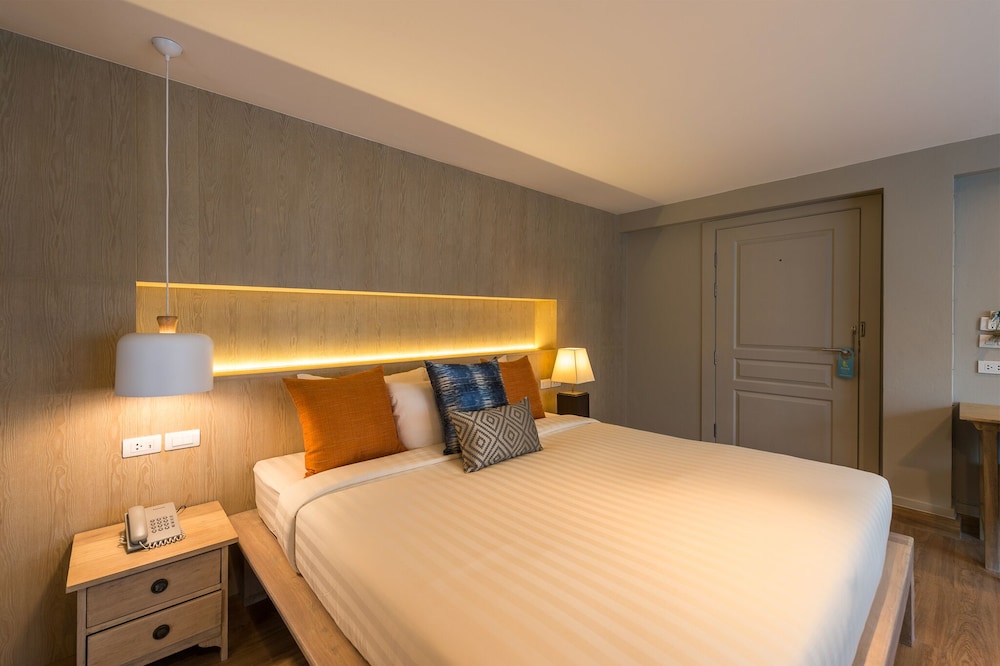 Deluxe Room, Pool View - Photo 4