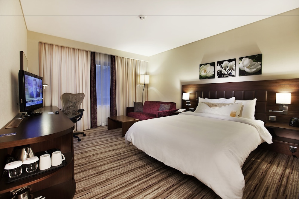 Suite, 1 King Bed thumbnail 5