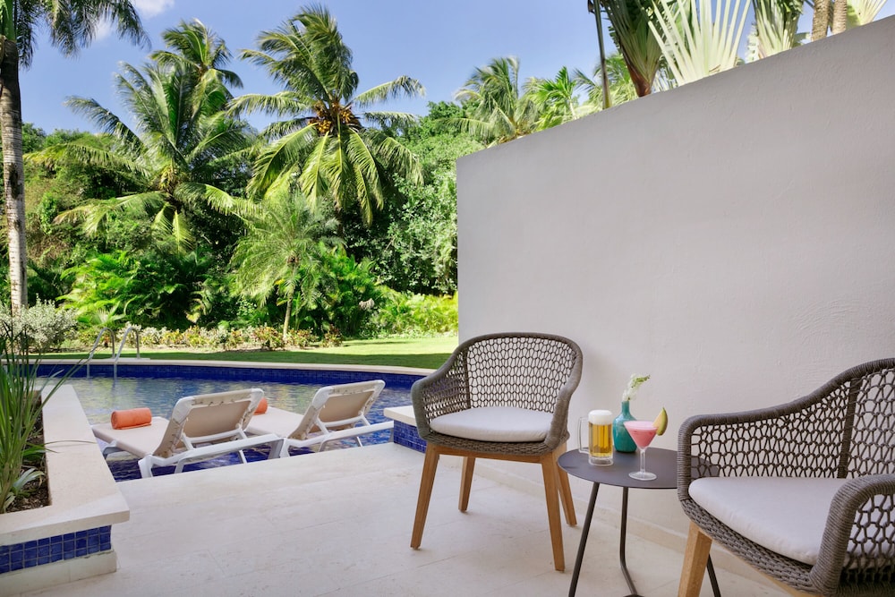 Club Room, 1 King Bed, Garden View (Preferred, Swim-Out) - Photo 3