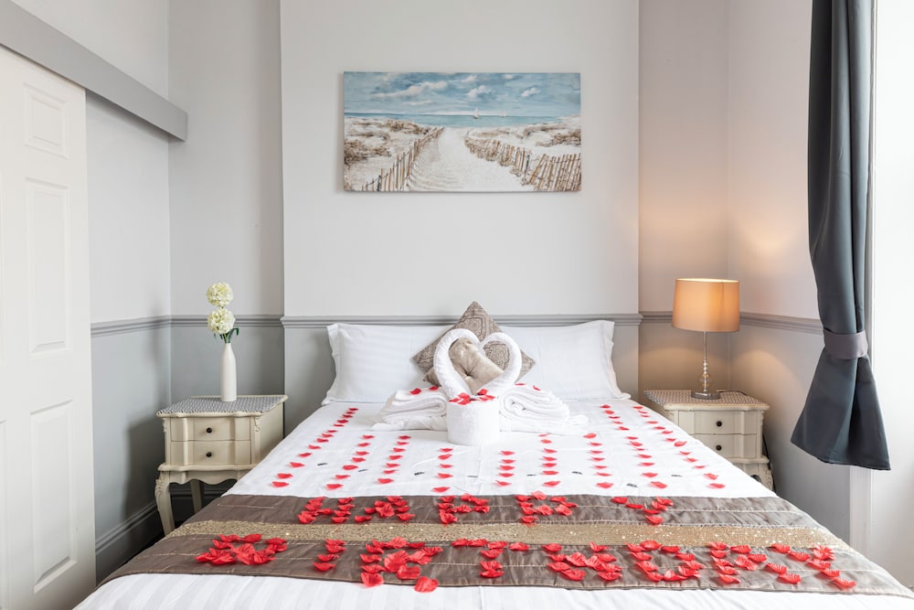 Classic Double Room, Ensuite, Partial Sea View photo 3