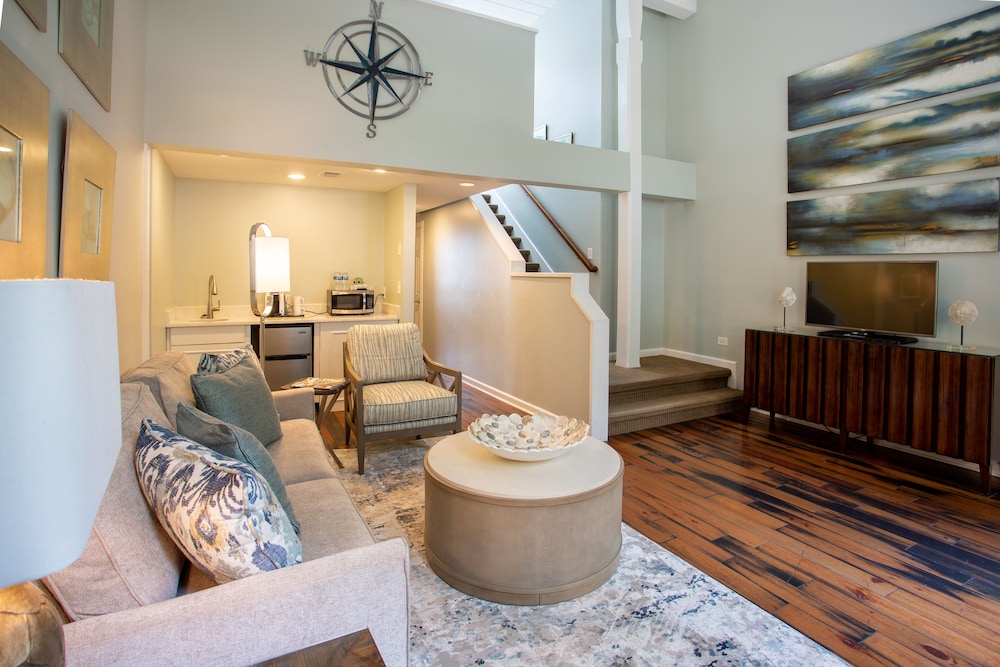 Suite, Multiple Bedrooms (River View) - Stair Access Only, photo 6
