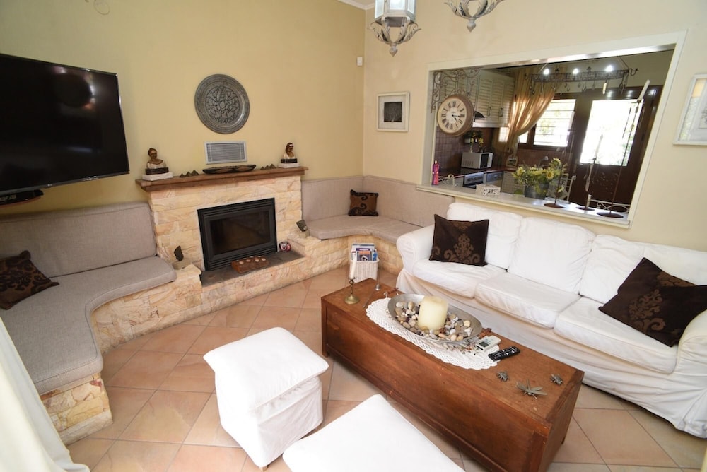 Villa, Smoking photo 1