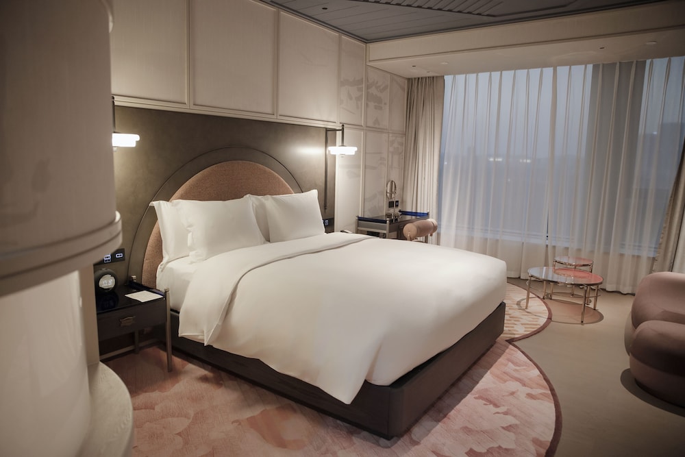 Standard Room, 1 King Bed, Garden View photo 3