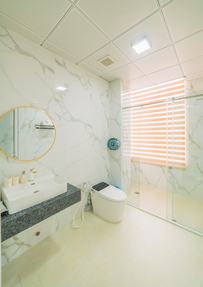 Deluxe Pool Access with Bathtub - Photo 12