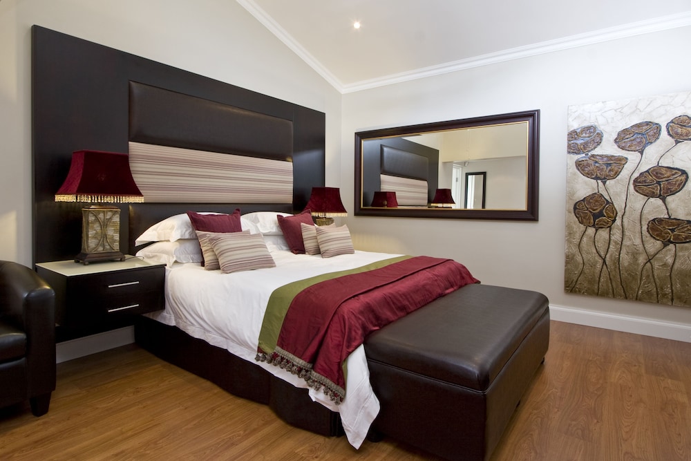 Forest Mahogany - Honeymoon Suite photo 1