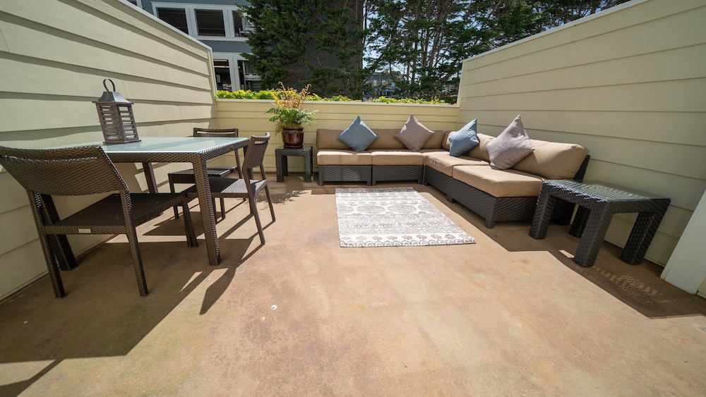 Premium Room, 1 King Bed, Patio - Photo 1