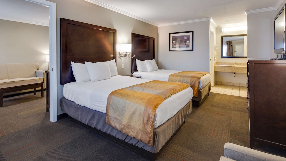 Family Suite, 2 Double Beds, Non Smoking, Refrigerator & Microwave (with Sofabed) - Photo 4
