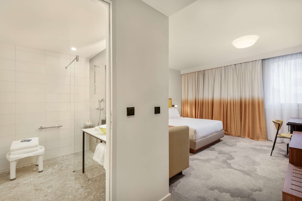 Room, 1 Queen Bed thumbnail 5