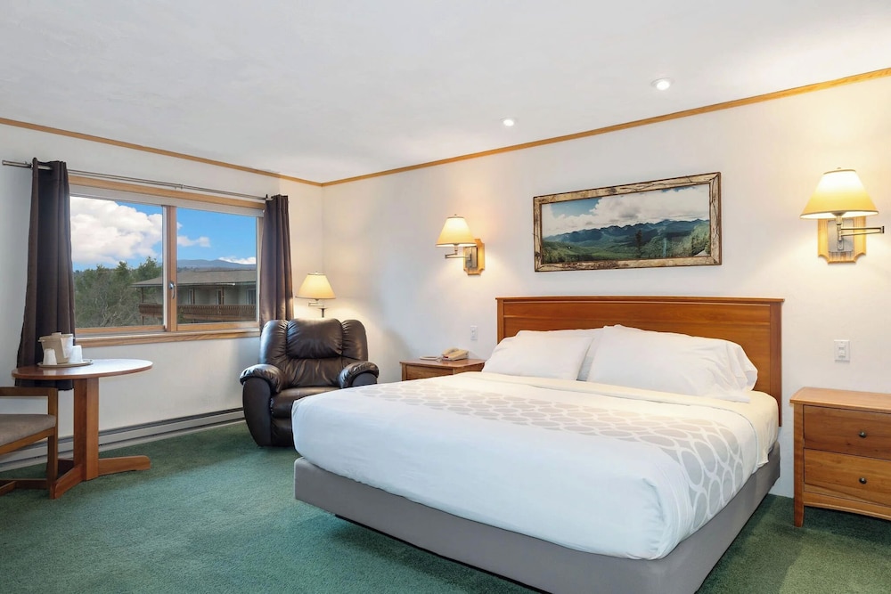 Standard King w/ Mountain View Balcony