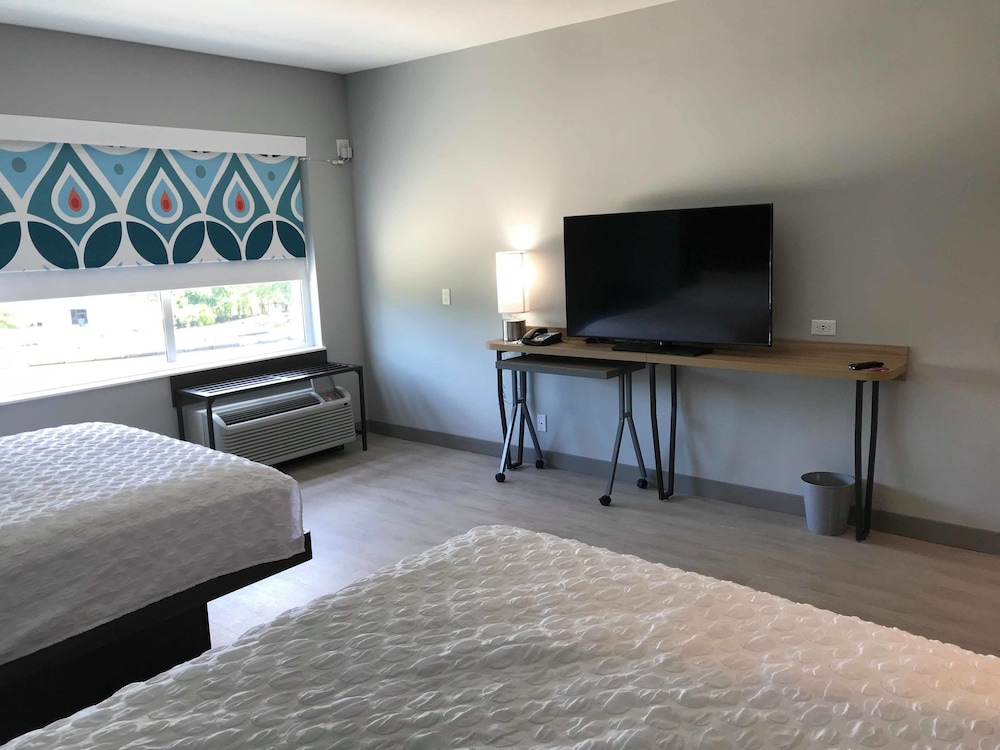 Room, 2 Queen Beds, Accessible, Bathtub photo 3
