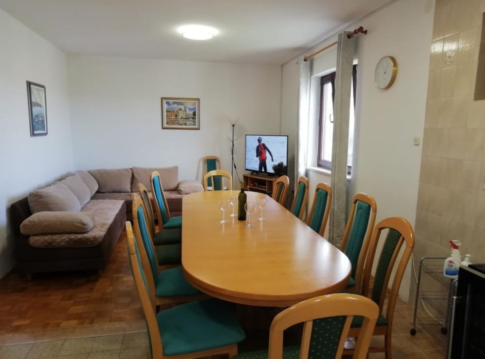 Apartment (Six Bedroom Apartment with Terrace an)
