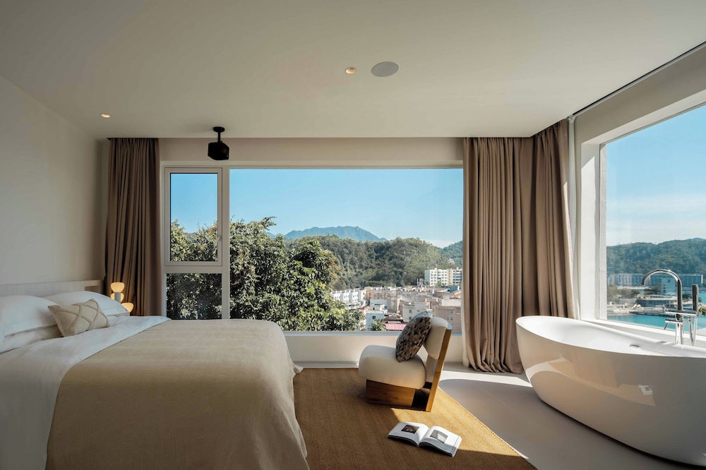 Classic Double Room, 1 Queen Bed, Partial Ocean View
