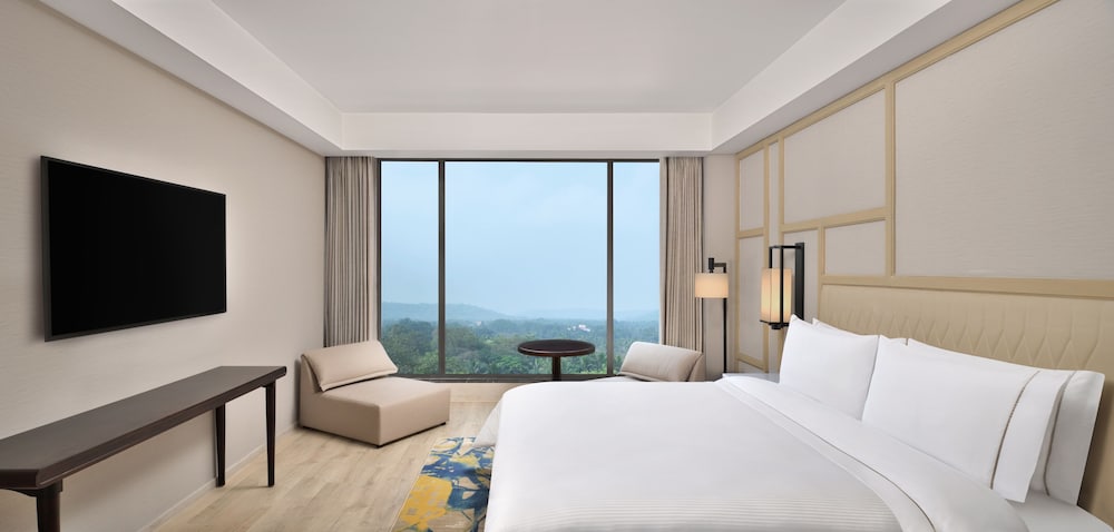 Suite, 1 King Bed - Photo 4