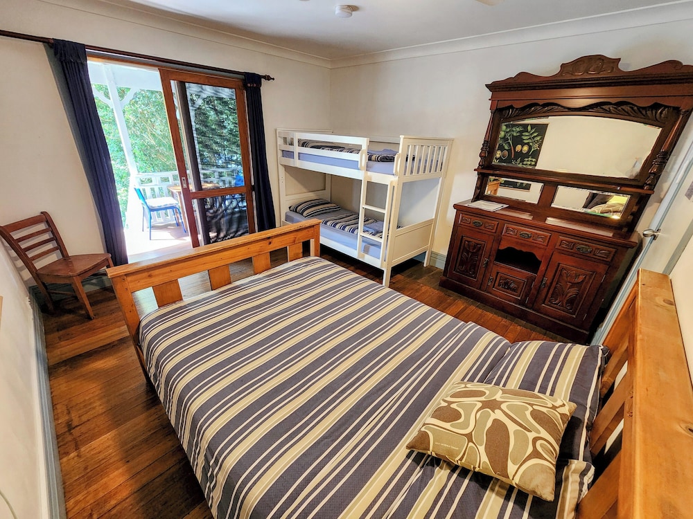 4 Bed Family Room with Shared Bathroom photo 1