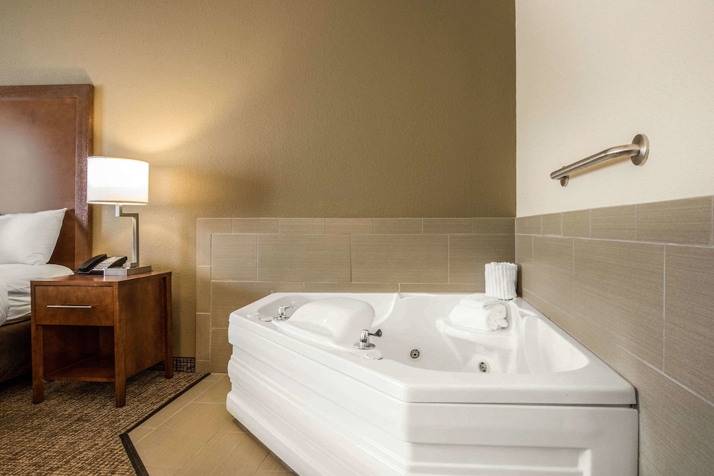 Suite, 1 King Bed, Non Smoking, Corner photo 2