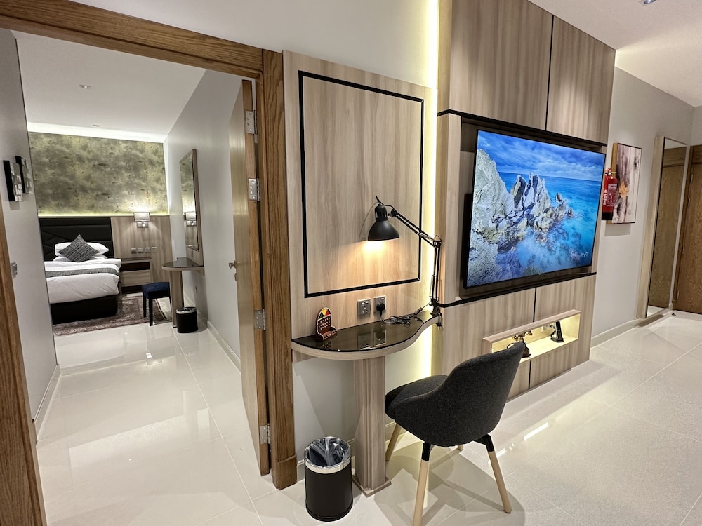 Luxury Apartment - Photo 5