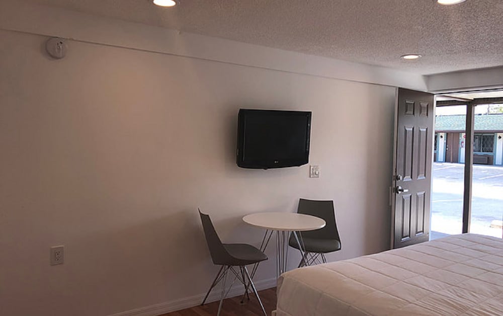 Standard Room, 1 King Bed, Accessible - Photo 4