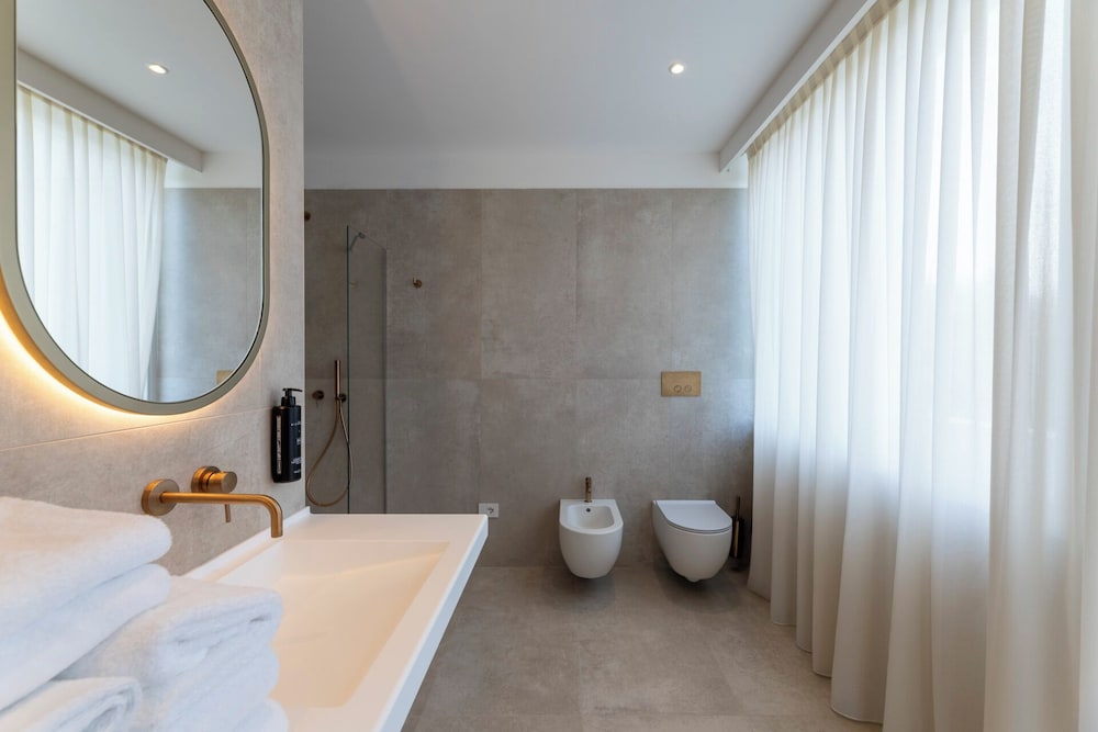 Premium Suite, Hot Tub, Lake View - Photo 2