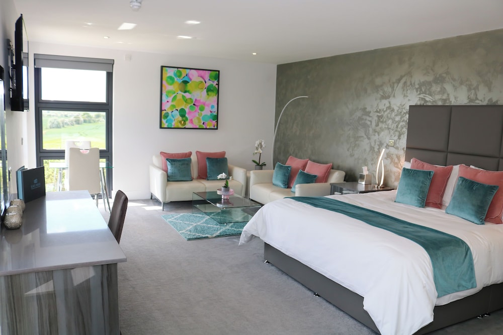 Premier Room, 1 King Bed photo 1