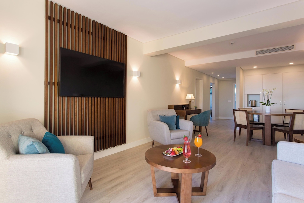 Premium Suite, 2 Bedrooms, Pool View (Balcony) - Photo 9