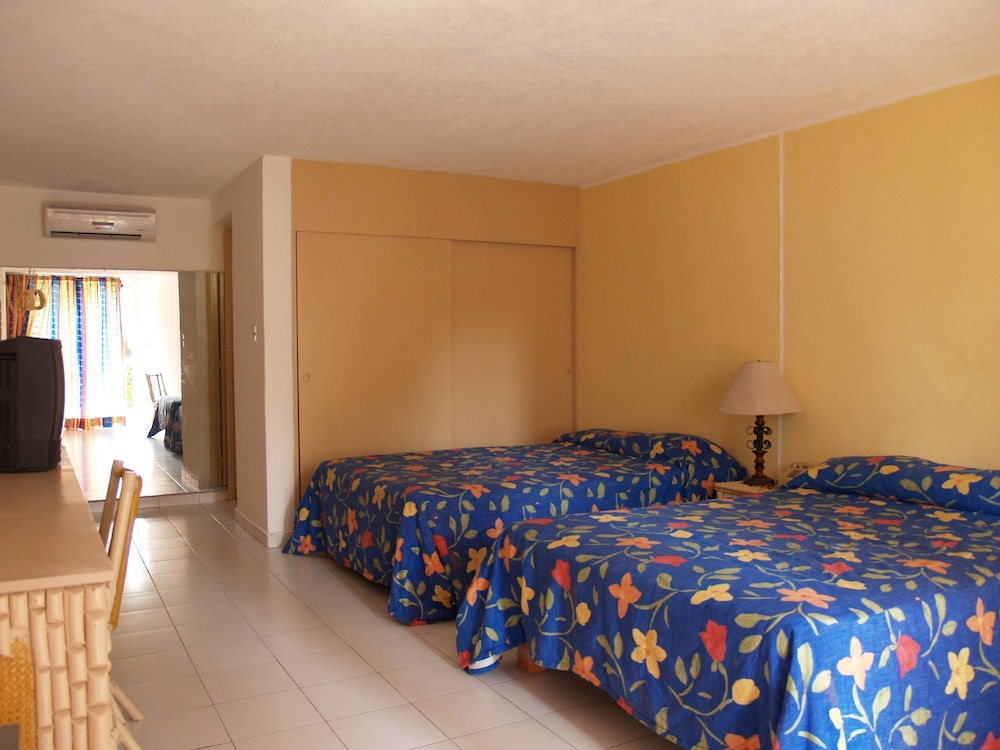 Standard Room, 2 Double Beds - Photo 1