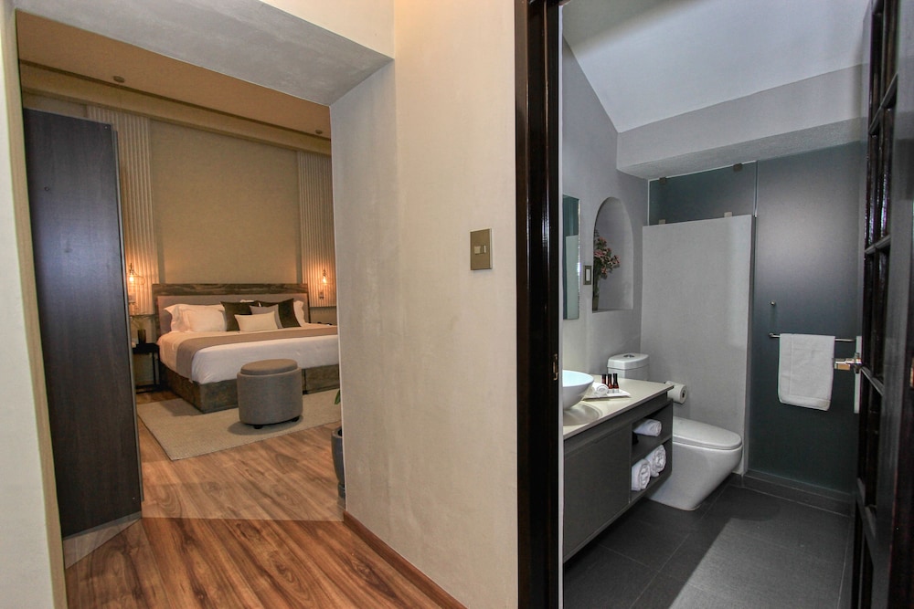 Deluxe Suite, 1 King Bed (Romero) photo 3