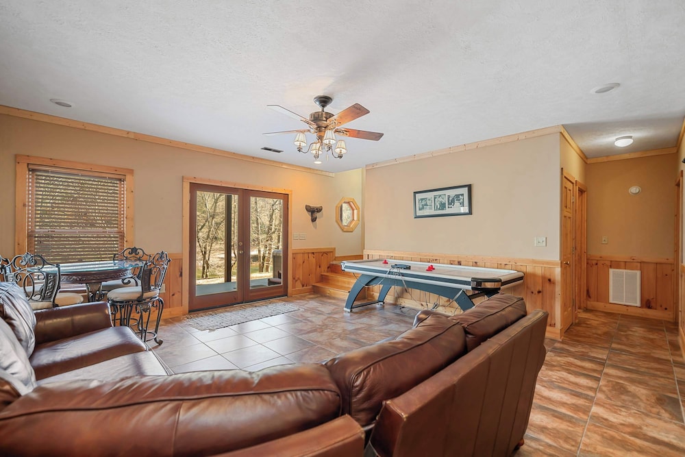 Cabin, Multiple Beds, Hot Tub, Mountain View (Peace of Paradise) photo 3