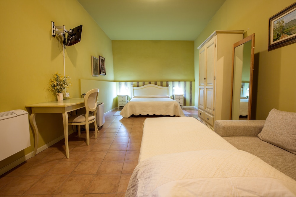 Standard Triple Room, 1 Bedroom, Ensuite, Courtyard Area photo 1