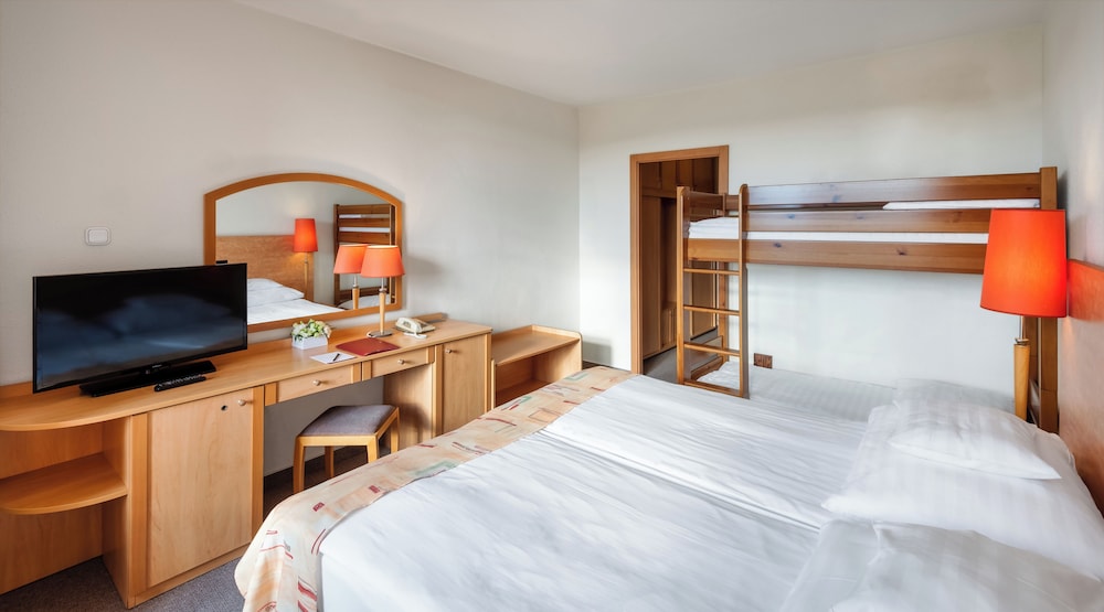 Standard Quadruple Room, City View