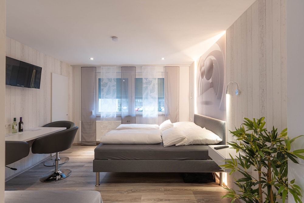 Standard Apartment, Private Bathroom, Park View (Zimmer 201) - Photo 3
