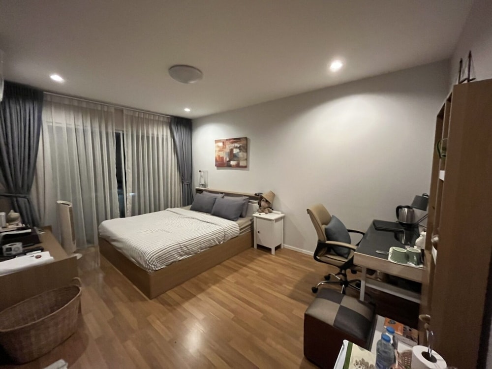 Basic Room, 1 King Bed, City View