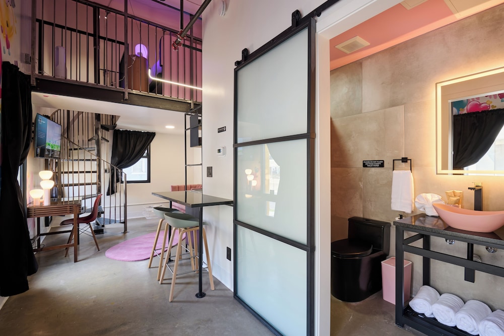 City Loft, 1 Queen Bed, Non Smoking