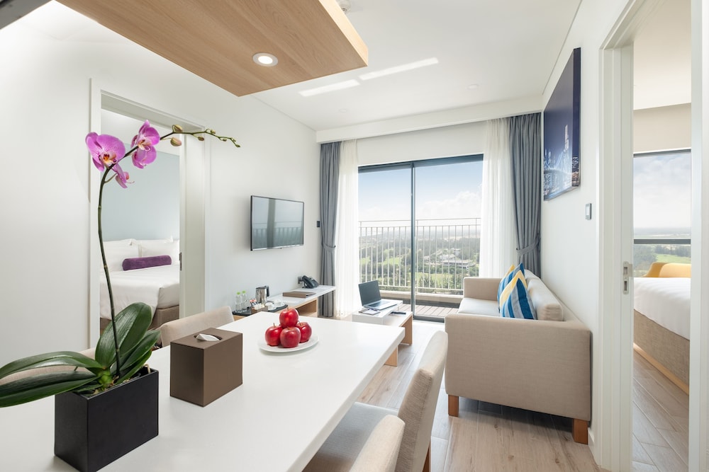 Suite, 2 Bedrooms - Photo 1