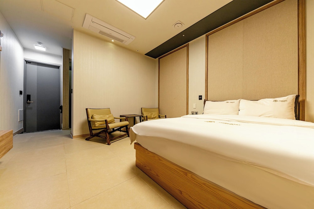 Standard Double Room, City View photo 3