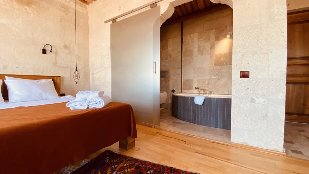 Panoramic Suite, Bathtub, Valley View - Photo 6
