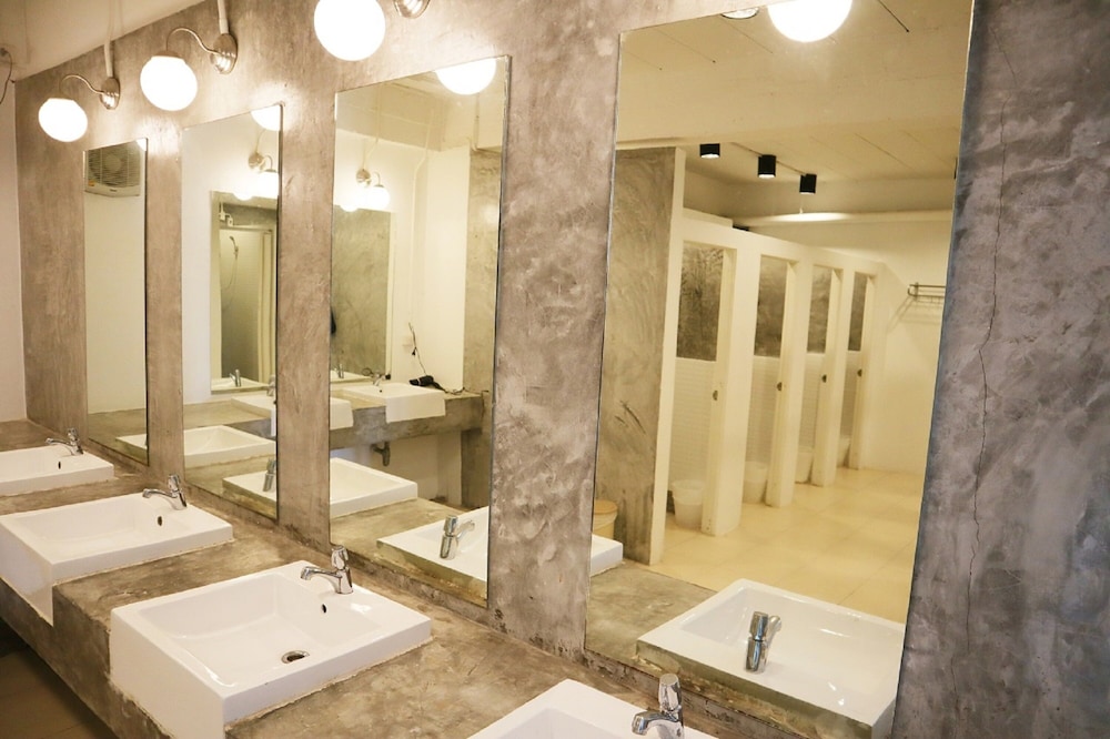 Private room 6 Beds shared bathroom photo 3
