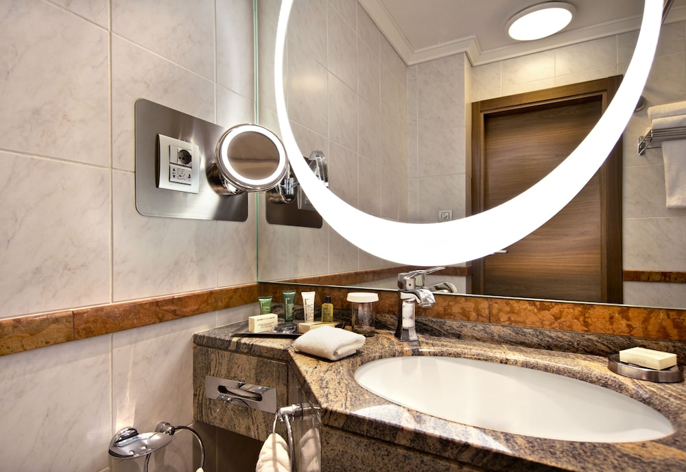 Executive Room, 1 King Bed, Club Lounge Access thumbnail 5