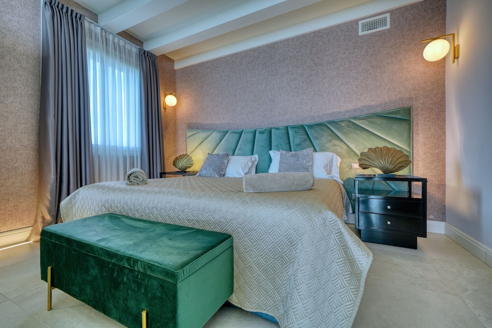 Royal Suite, 1 Bedroom, Hot Tub, Lake View - Photo 6