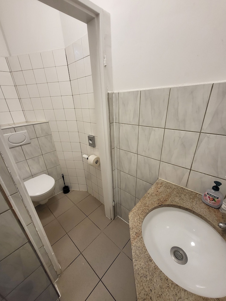 Queen Queen $50 per guest over 2 guests photo 2