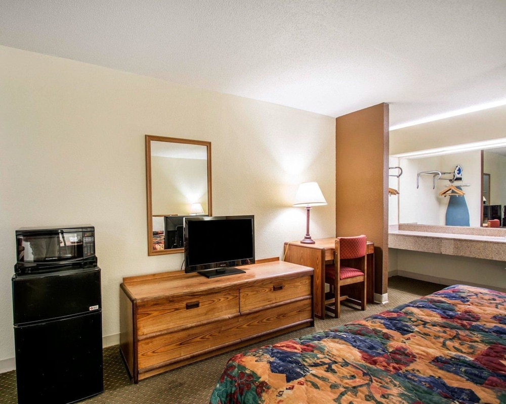 Standard Room, 1 King Bed, Smoking - Photo 14
