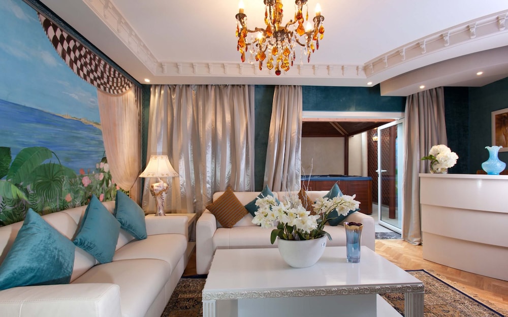 Prestige Suite with Balcony - Photo 2