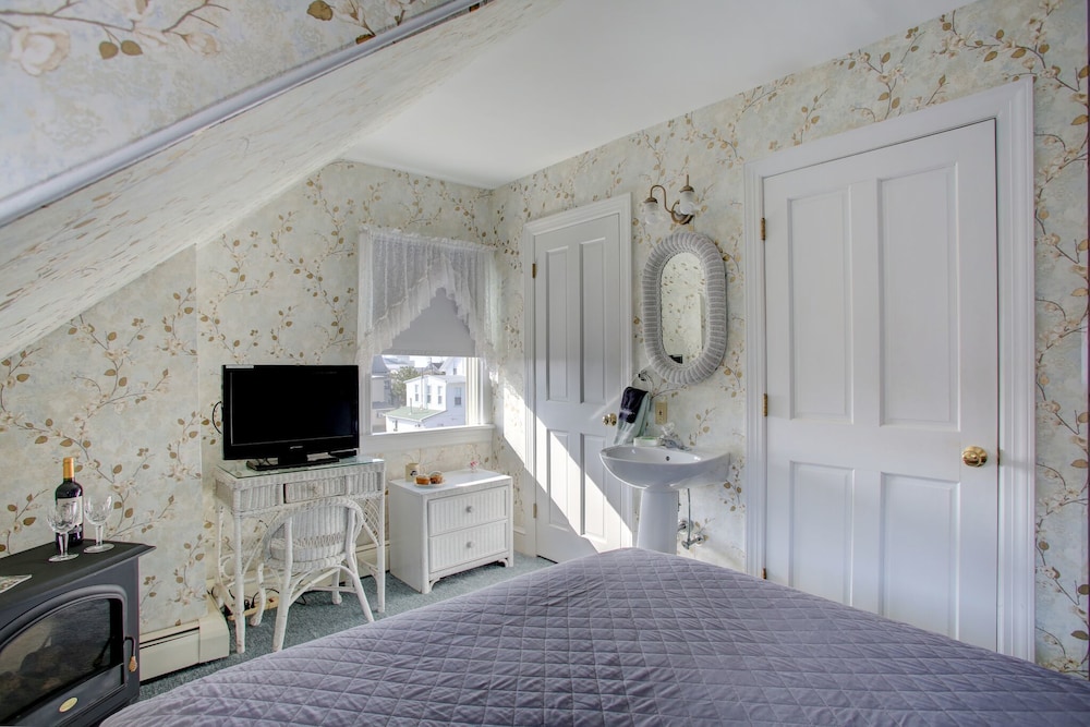 Deluxe Room, 1 Queen Bed, Non Smoking photo 1