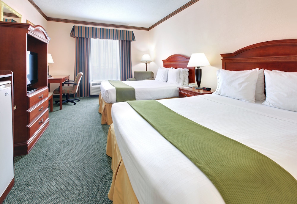 Standard Room, 2 Queen Beds - Photo 4