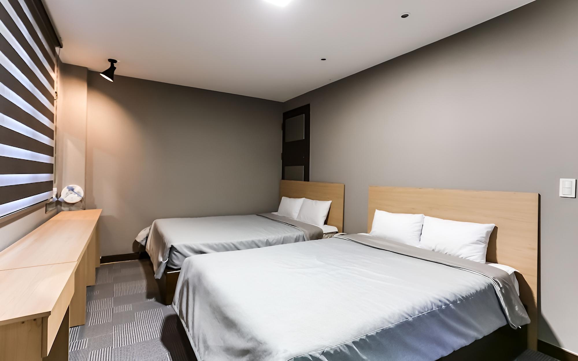 Room (Twin (Double + Double)) - Photo 1
