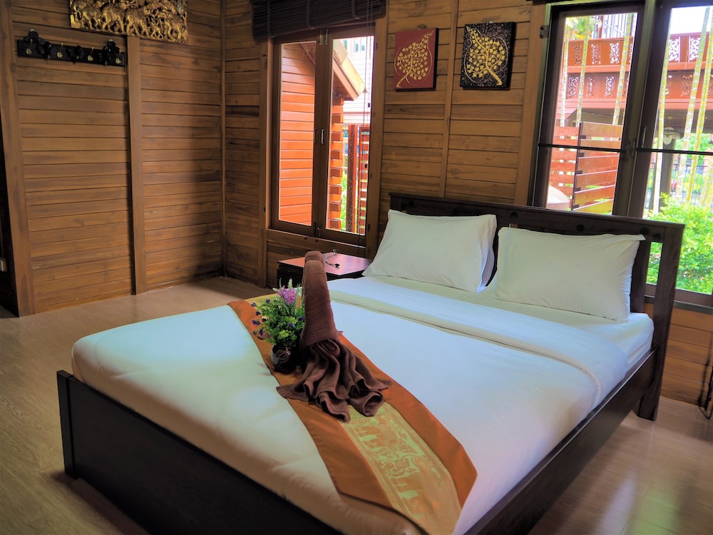 Family House, 3 Bedrooms, Pool Access, Pool View