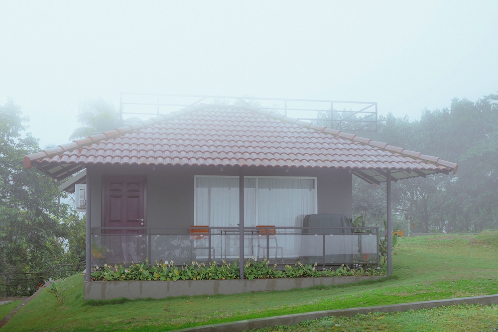Honeymoon Cottage with Jacuzzi - Photo 18