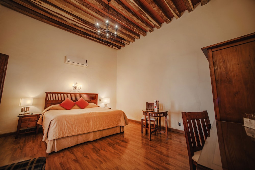 Superior Room, 1 King Bed, Jetted Tub photo 2