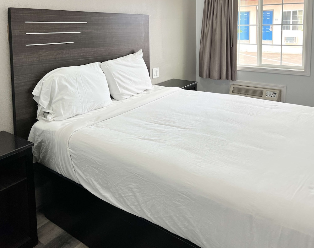 Deluxe Room, 1 Queen Bed, Accessible, Non Smoking photo 2