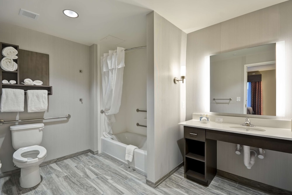 Suite, 2 Queen Beds, Accessible, Bathtub photo 3
